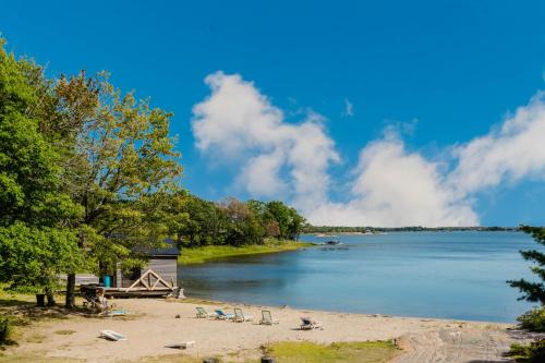 Carling Apartment | Waterfront Rockwood Resort with Private Beach and BBQ