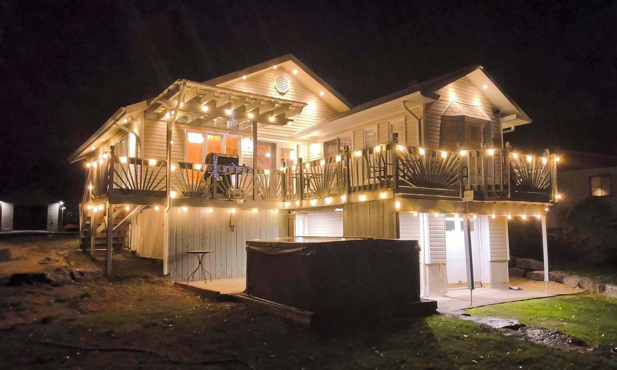 Saint Zenon Ski Chalet | Waterfront with Spa | L’étoile filante