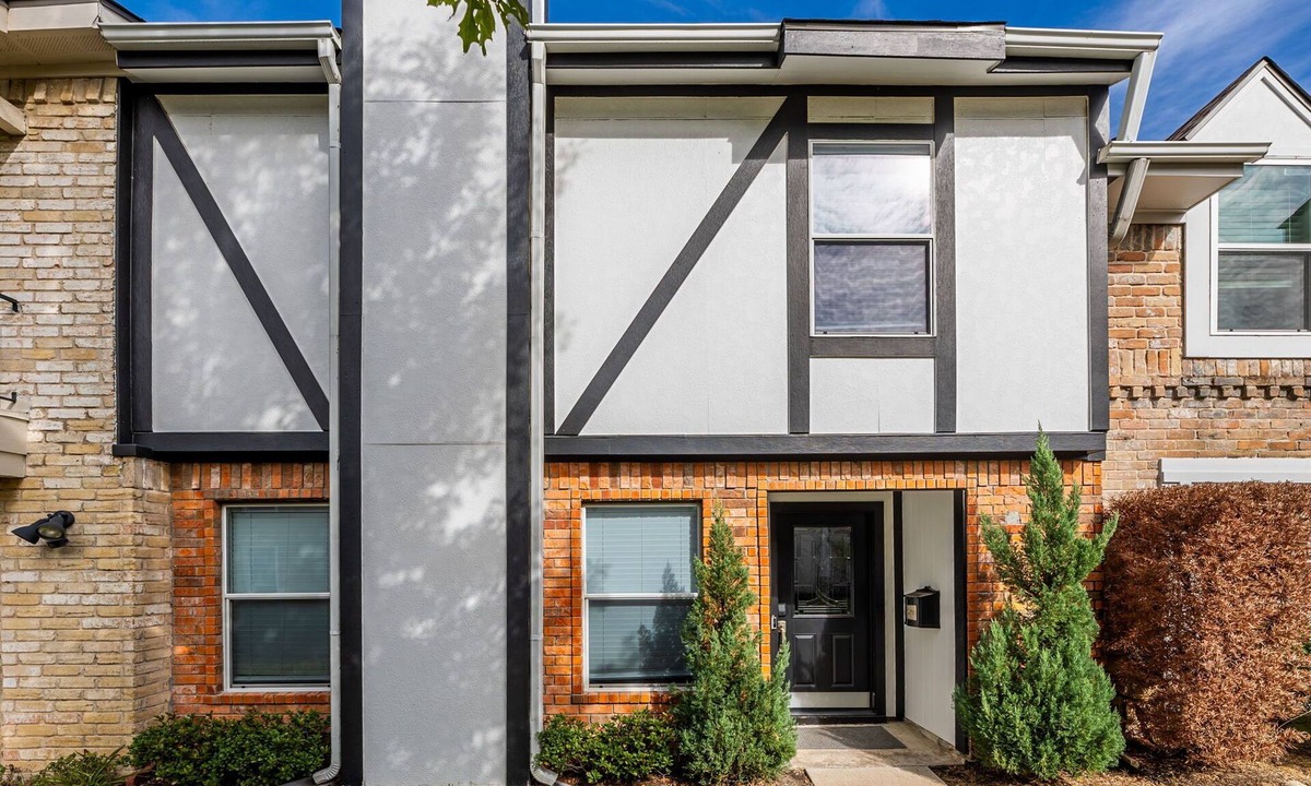 Memorial House | Well-Appointed Private Townhome in Energy Corridor