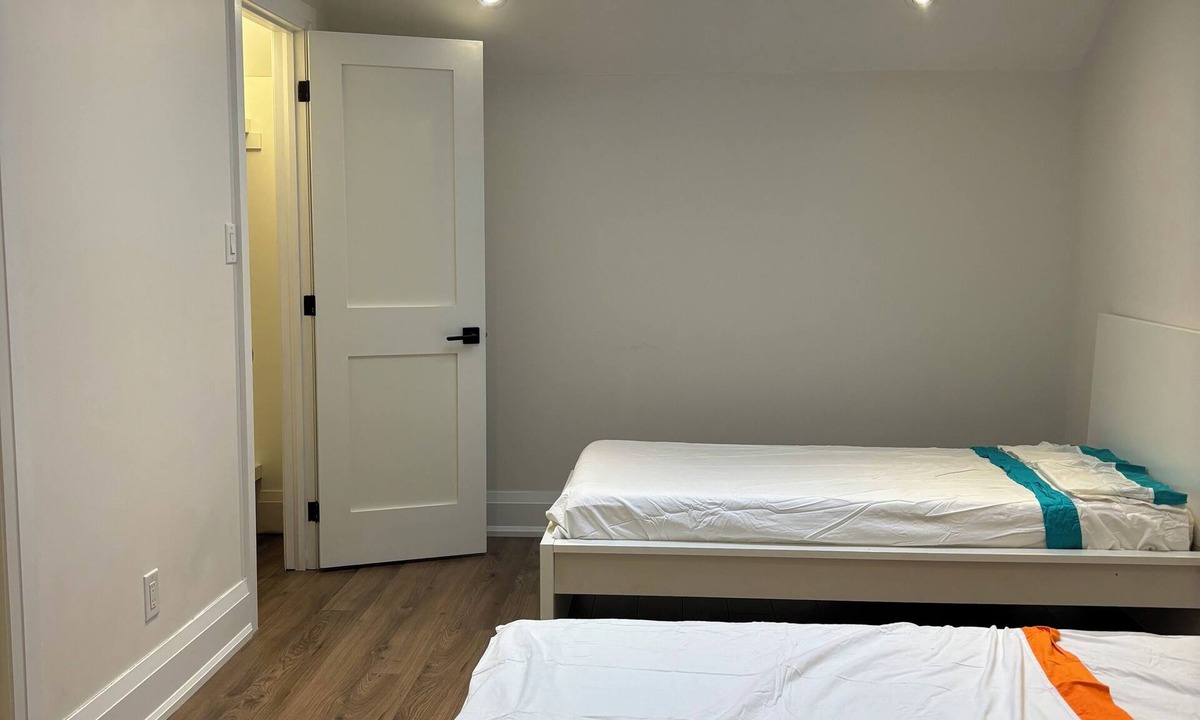 Keelesdale - Eglinton West House | West end guest house