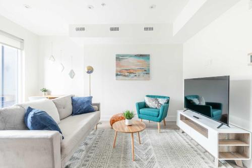 Roncesvalles Village Hotel | Westend Suite Near High Park & Bloor West