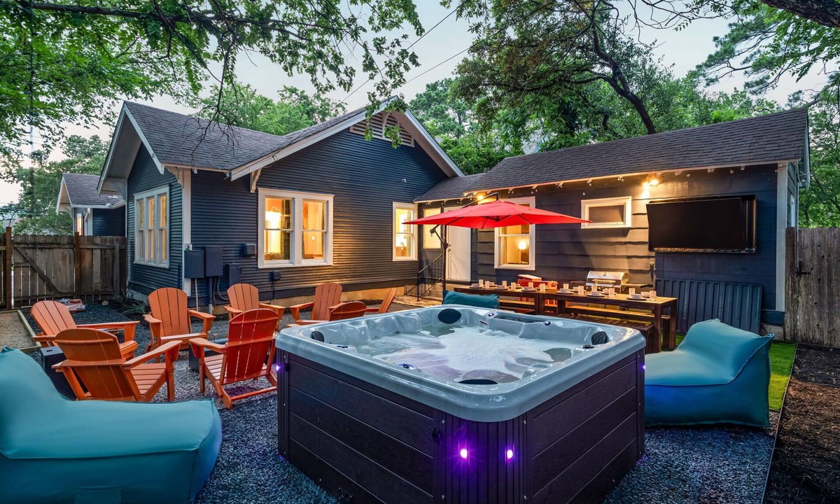 North University House | Western Tailgate -Sleeps 15, Hot Tub, Bocce, by UT