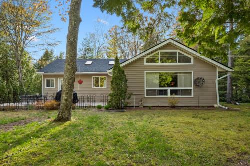 Sauble Beach House | Whitecaps Near Beach AC Hot Tub Pets