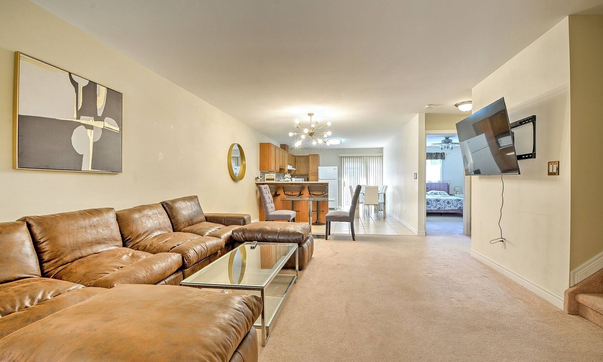 Woodslee House | Windsor 5 beds 3 baths minutes from the Battery Plant