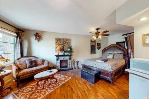 Eureka Springs Historic District Apartment | Wolfs Den at Tradewinds - Pool