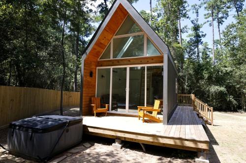 Montgomery House | Wonderful Cabin with Great Forest Sights in Montgomery, Texas