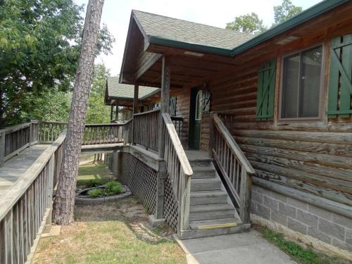 Mount Ida House | Wonderful Pet Friendly Log Cabin in Mount Ida, AR