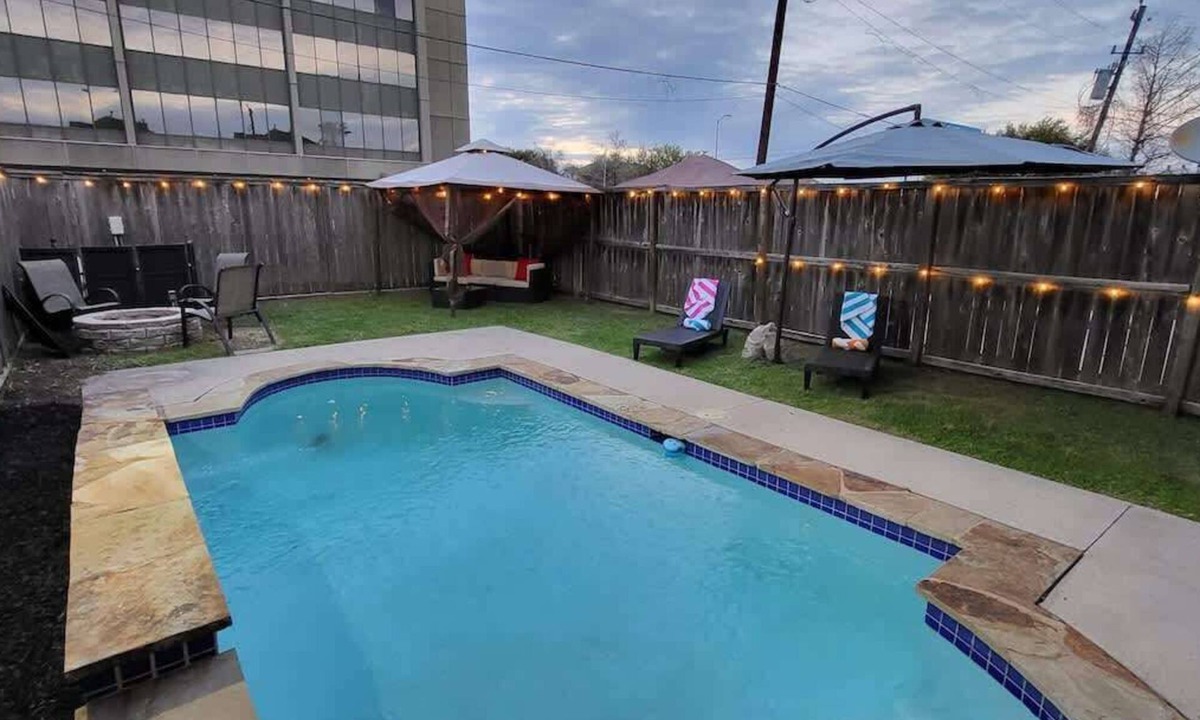 Woodlake - Briar Meadow House | World Cup Central | 2 Homes + Pool | Sleeps 16