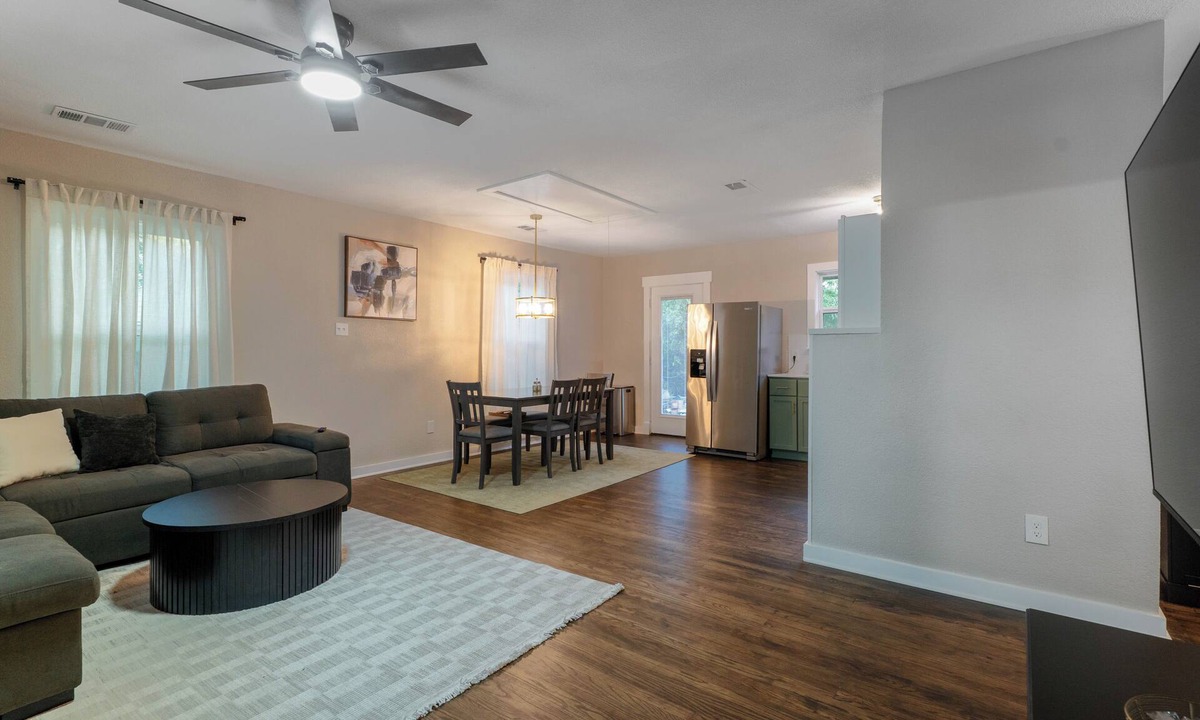 Central Arlington House | World Cup Home Base - 2BR + Large Private Yard - Walk to Stadium