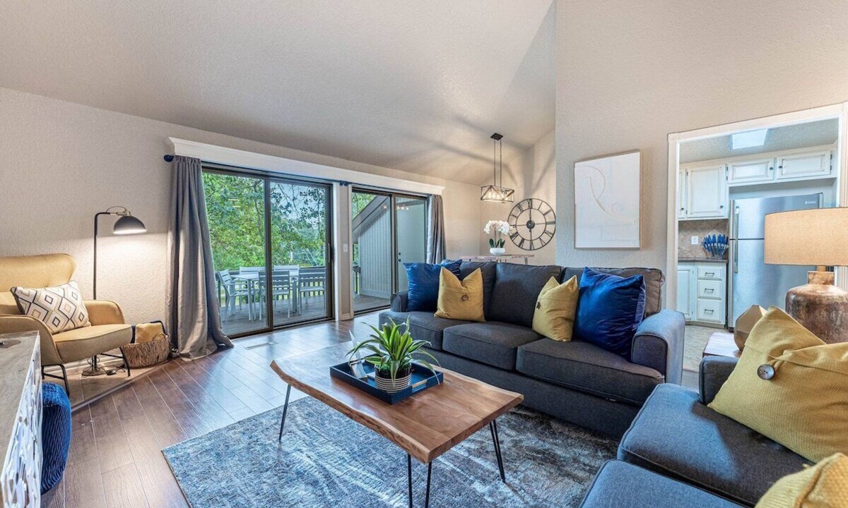 Bella Vista House | WOW! Fully Updated Golf, Biking/Walking Trail Front, Townhome. Bike Storage.