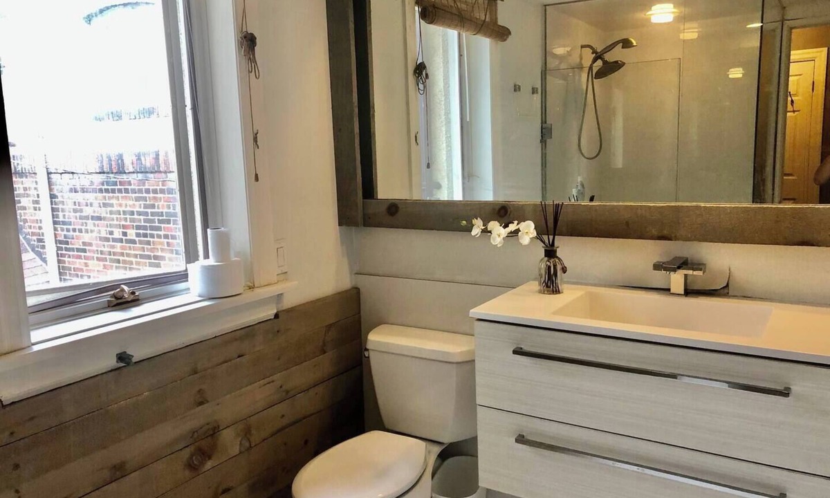 Lawrence Park House | yellow, Sunny brook Hospital, Glendon college. Private room& washroom