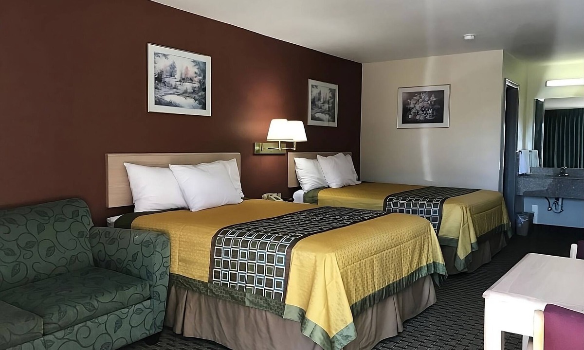 Cabot House | Your Home Away From Home! 3 Relaxing Units, Free Parking, Free Breakfast