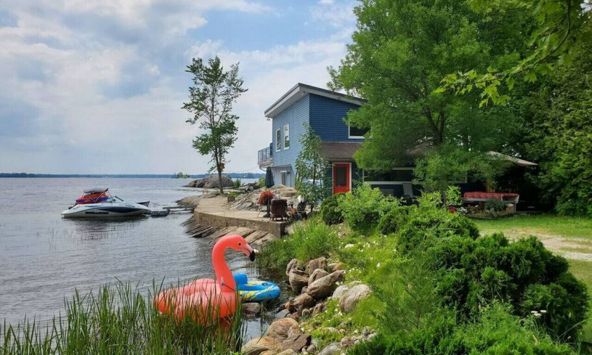 Gravenhurst Cottage | ZuKaLand Lakehouse|Rooftop Terrace|Optional Cedar WoodFired Cedar Hot Tub & Sauna