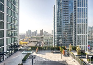 Bright South Loop Studio w/Pool, BBQ & Gym, nr Grant Park, by Blueground in Chicago