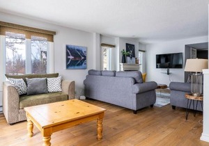 Chalet Blue Mountain 3BR & 3BTH Walk-in to Village