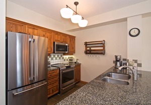 Executive Peaceful mountain retreat! SKI IN/SKI OUT. Mountain Views! Double garagern2 level home