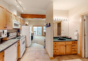 Lakefront studio with breathtaking balcony views, docks for swimming & kayaking in Bigfork