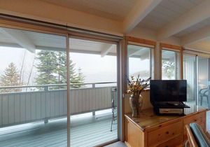 Mountain-view studio on Flathead Lake with jetted tub & swimming docks in Bigfork