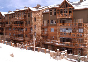 Ski-In Condo with Access to Sauna, Pool + Hot Tub