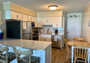 Third-Floor Condo Overlooking the Courtyard w/Ocean Views, Shared Outdoor Pool in Atlantic Beach