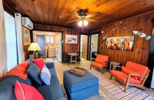Mid America House | #04-Adorable Large 1 Bedroom Lakeside Cottage- Pet Friendly