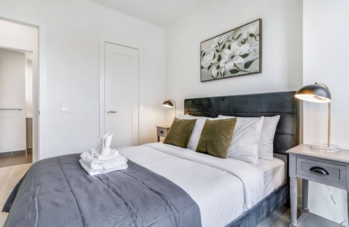 Flemingdon Park Condo | 1 Bed + Den Luxe Suite -Inn On The Park at Sunnybrook - North York