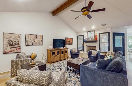 Conway House | <1 Block to Trails! Conway Biker & Hikers Haven