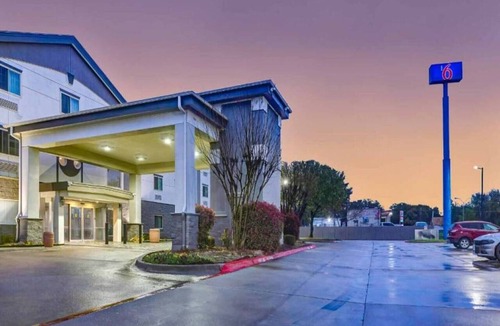 Balch Springs Apartment | 1 King - 2 Queen Beds | Suite, Nsmk, Sofa-Bed