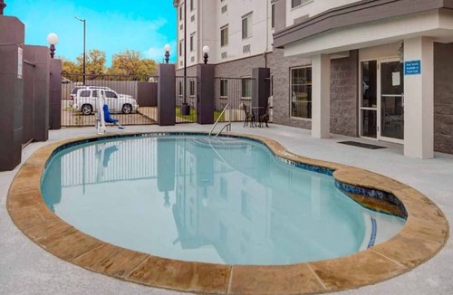 Balch Springs Apartment | 1 King - 2 Queen Beds | Suite, Nsmk, Sofa-Bed