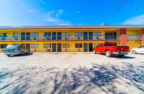 Chickasha Apartment | 1 King Bed & 2 Full Bed