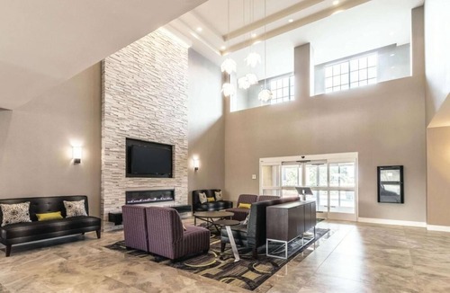Arlington Hotel | 1 King Bed, La Quinta Inn, Breakfast & Outdoor Poolside Bliss Near Six Flags
