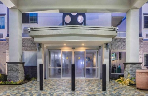 Balch Springs Apartment | 1 King Bed | Non-Smoking