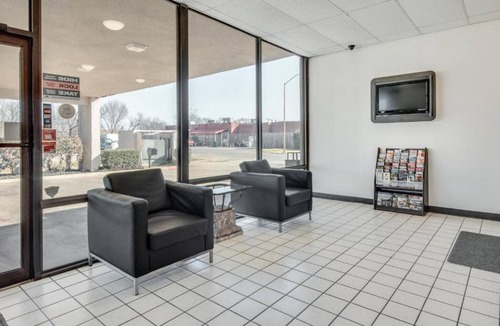 Longview Apartment | 1 King Bed | Suite, Nsmk, Hot Tub, Micfridge