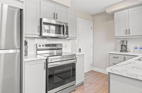 Burlington Apartment | 10 min walk to DT, stylish, free parking | IOB1