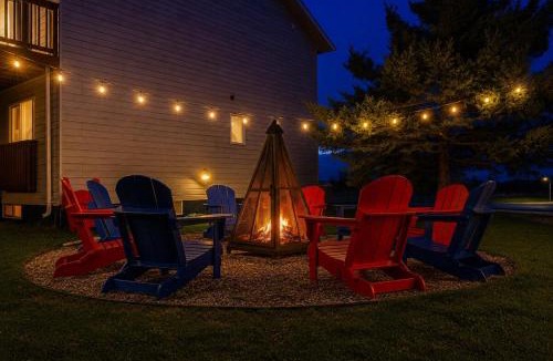 The Blue Mountains Ski Chalet | 10BR Chalet with Swim Spa Sauna Cinema and Firepit