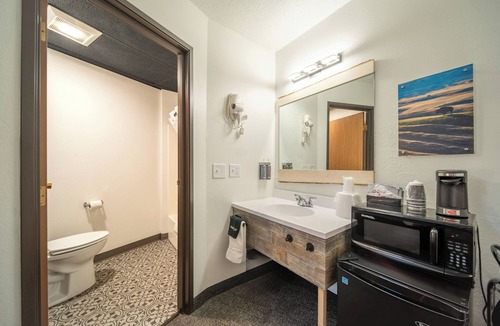 Pinnacles Entrance Badlands Hotel | 11-Hansen Inn & Cabins, Room, Single King, Second Floor, No Smoking, No Pets