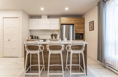 Cote-Des-Neiges—Notre-Dame-De-Grace Apartment | 119 - Vibrant Chic Designer 2BR with Gym,Parking,Airport&DT