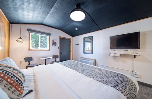 Pinnacles Entrance Badlands Hotel | 13-Hansen Inn & Cabins, Cabin, Single King, No Smoking, No Pets