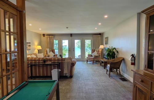 Georgina Ski Chalet | 134 Entire 7BR Lakefront Cottage Beach, Kayaks