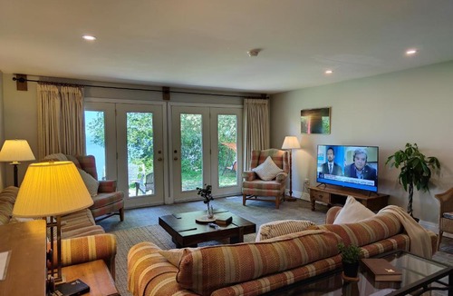 Georgina Ski Chalet | 134 Entire 7BR Lakefront Cottage Beach, Kayaks