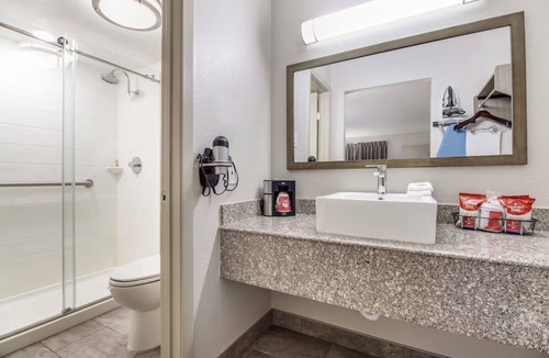 Addison Hotel | 15 Miles Away from Downtown Dallas | Relaxing Couple Stay | Free Parking