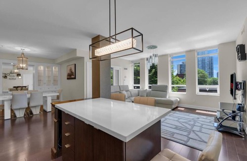 Upper Jarvis Apartment | 1560 sqft Elegant Condo at Downtown Hi-End Shopping & Dining Area - CN Tower View, Bidet, LockBox