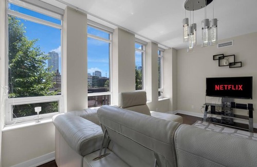 Upper Jarvis Apartment | 1560 sqft Elegant Condo at Downtown Hi-End Shopping & Dining Area - CN Tower View, Bidet, LockBox