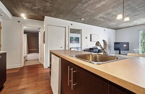 Quartier des Spectacles Condo | #165 Modern & Spacious Condo in Downtown