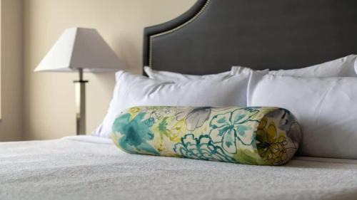 Downtown Dallas Apartment | 16th FL Bold CozySuites with pool, gym #4