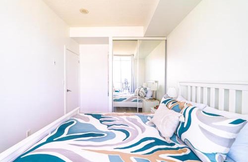 Downtown Toronto Apartment | 1BD Plus Den Lakeview Suite - Steps to CN Tower & Rogers Centre - Free Parking