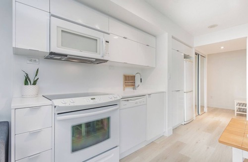 Wellington Place Apartment | 1BR Apartment in Toronto close to CN tower and Rogers Centre