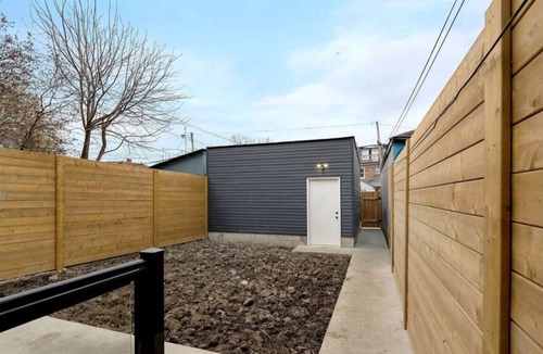 Seaton Village Apartment | 1BR Basement Lounge near UofT, Casa Loma, and Gardiner Museum