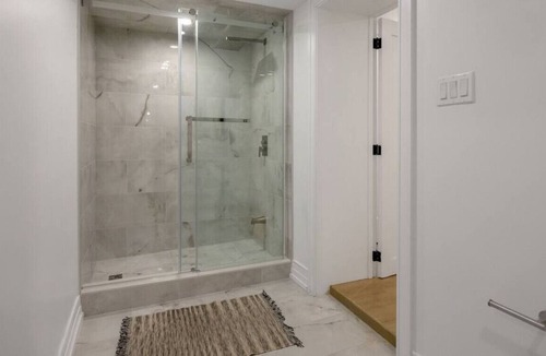 Seaton Village Apartment | 1BR Basement Lounge near UofT, Casa Loma, and Gardiner Museum