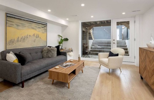 Seaton Village Apartment | 1BR Basement Lounge near UofT, Casa Loma, and Gardiner Museum